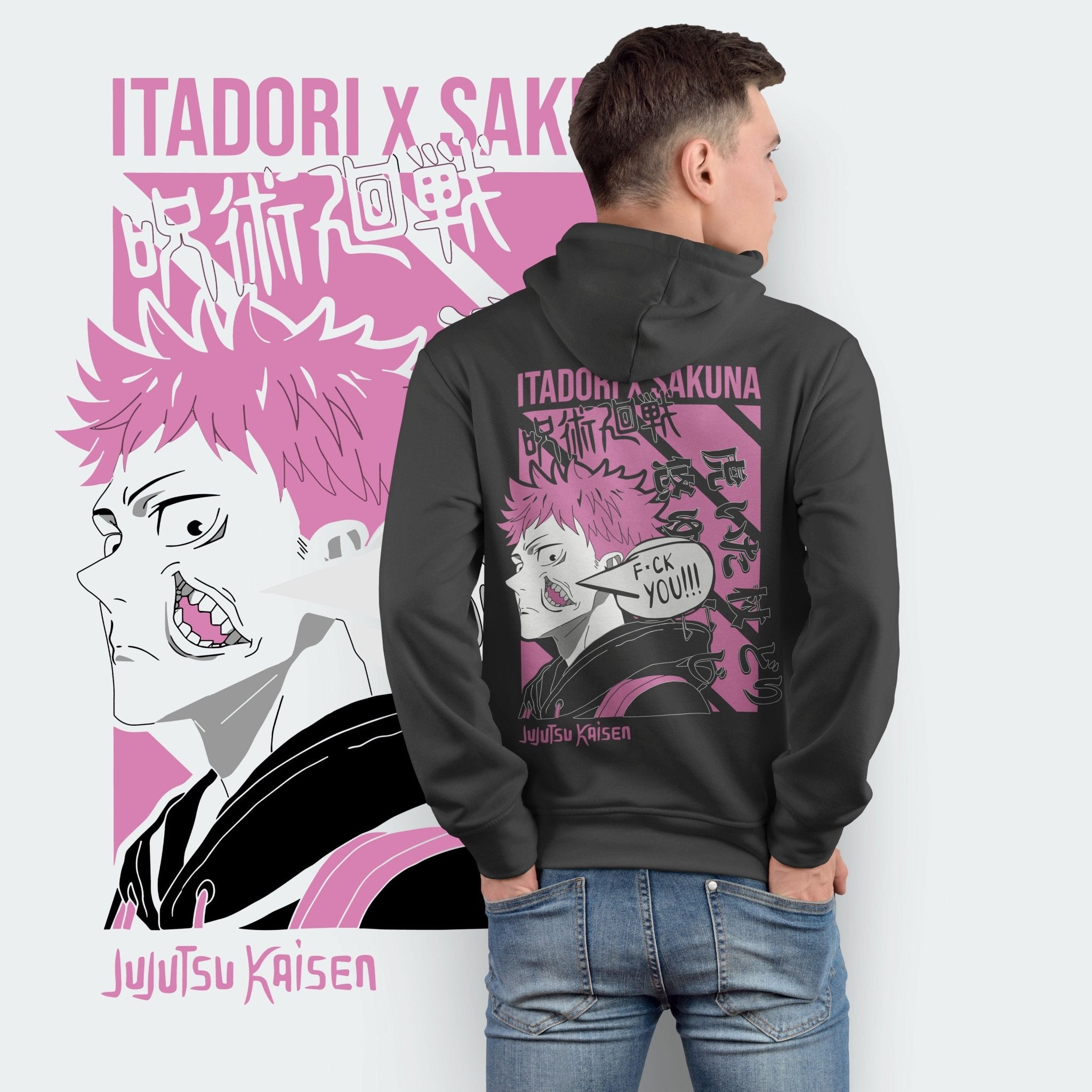 Felpa nera con stampa anime Jujutsu Kaisen, Itadori e Sukuna, uomo di spalle, sfondo bianco.