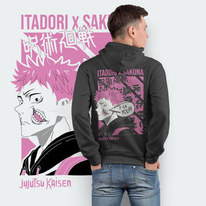 Felpa nera con stampa anime Jujutsu Kaisen, Itadori e Sukuna, uomo di spalle, sfondo bianco.
