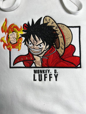 Felpa bianca con ricamo Monkey D. Luffy One Piece, cappello di paglia e pugno infuocato.