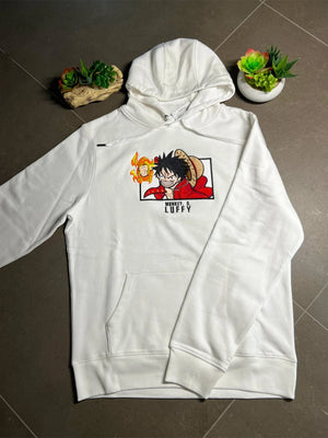 Felpa bianca con cappuccio e ricamo Monkey D. Luffy One Piece, su sfondo grigio con piante