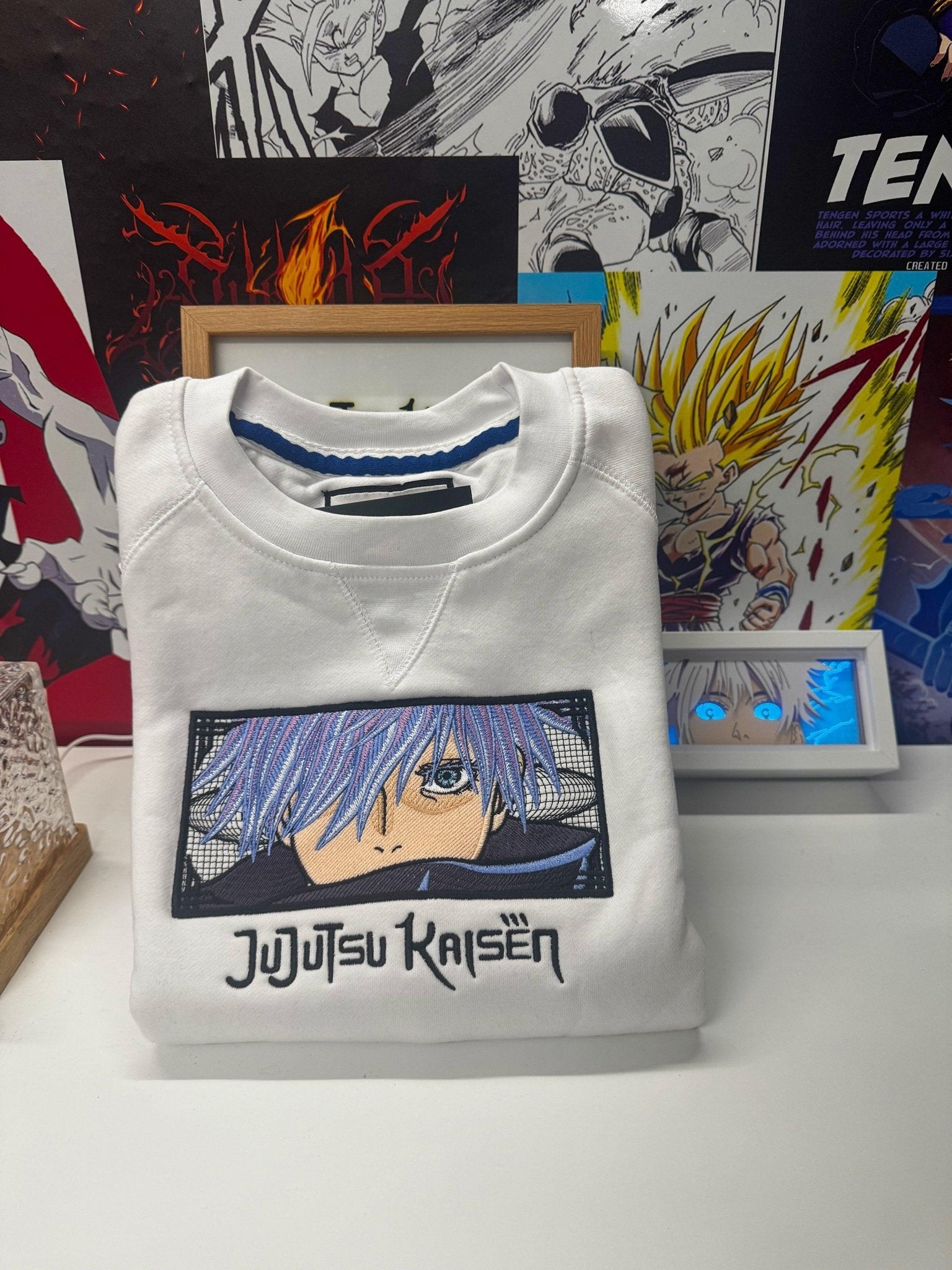 Felpa bianca anime ricamata con Gojo Satoru e logo Jujutsu Kaisen, stile manga giapponese.