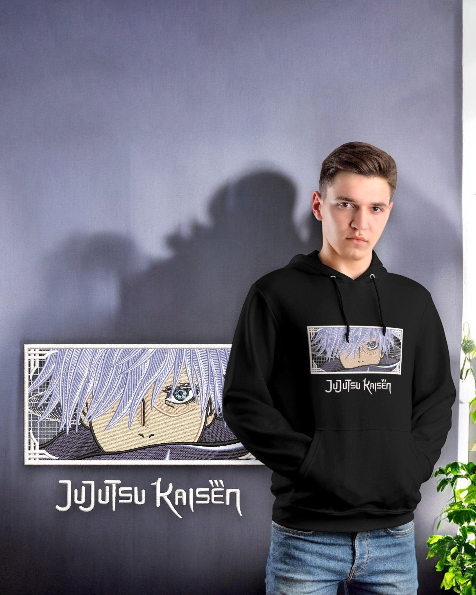 Felpa nera con ricamo Gojo Satoru di Jujutsu Kaisen, indossata da un ragazzo, sfondo grigio.