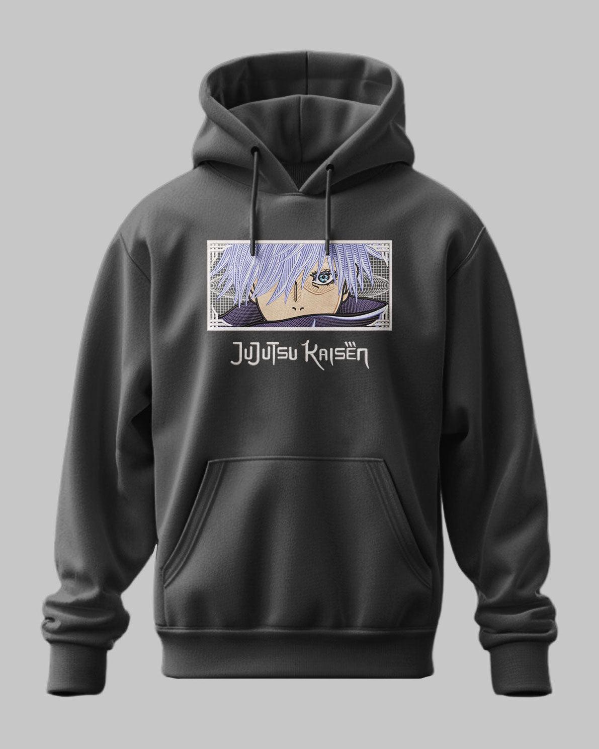 Felpa nera con ricamo Gojo Satoru di Jujutsu Kaisen, dettaglio occhi azzurri, stile anime.