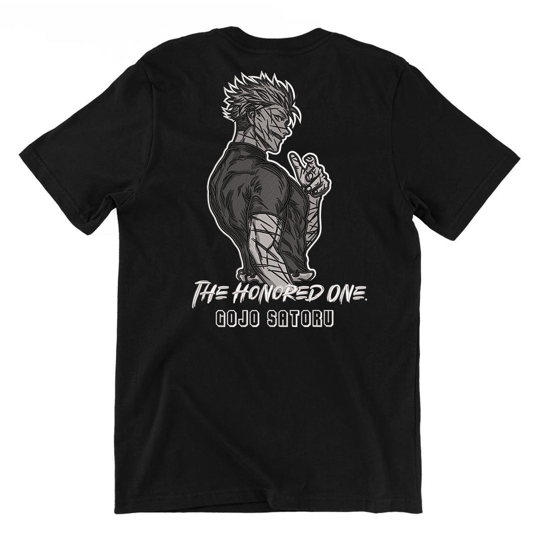 T-shirt nera con stampa ricamata Gojo Satoru da Jujutsu Kaisen, testo 'The Honored One'.