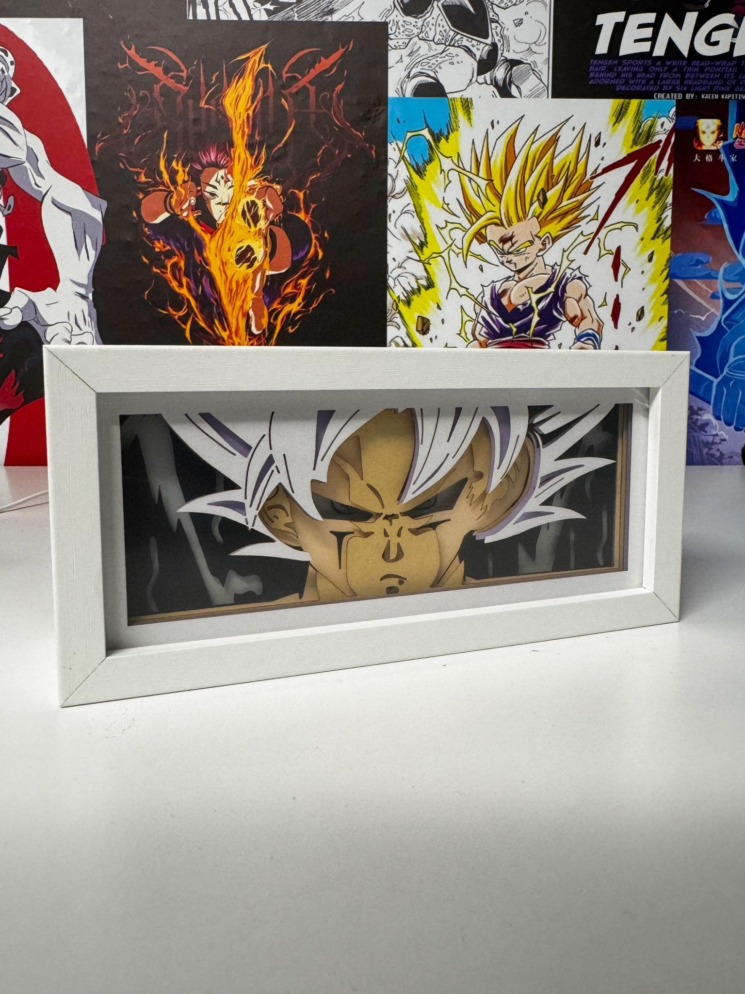 Light box con Goku Ultra Istinto Dragon Ball, cornice bianca su sfondo anime