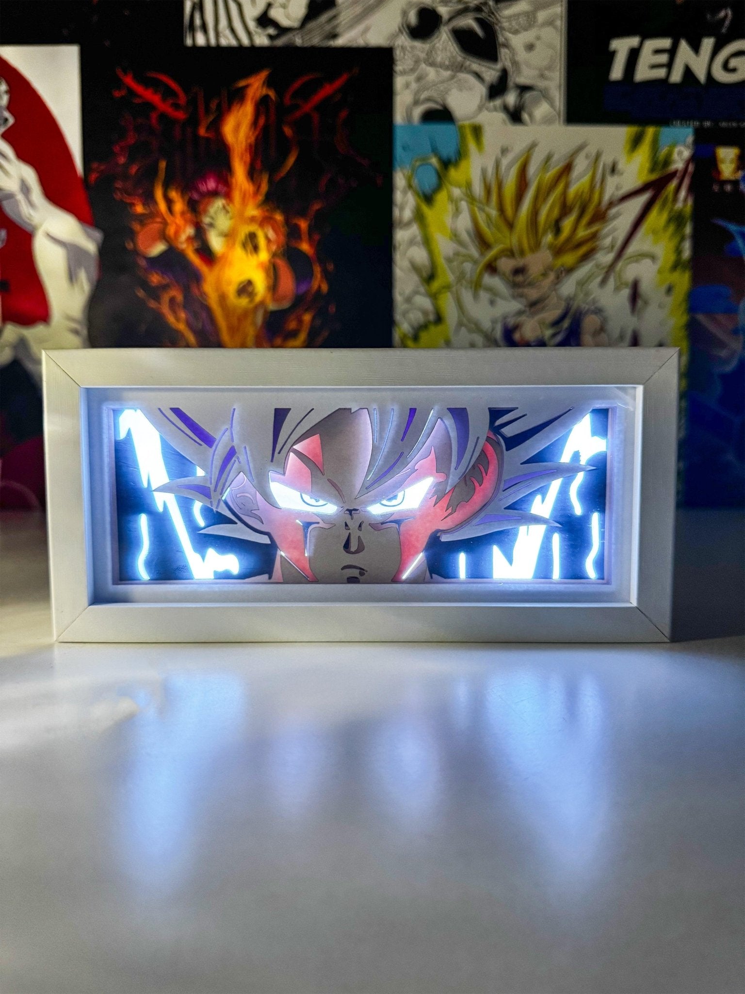 Lampada led decorativa con Goku Ultra Istinto di Dragon Ball, effetto luminoso, sfondo anime.