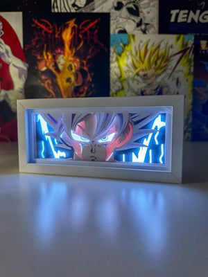 Light box decorativo con Goku Ultra Istinto illuminato, stile Dragon Ball, su sfondo anime.