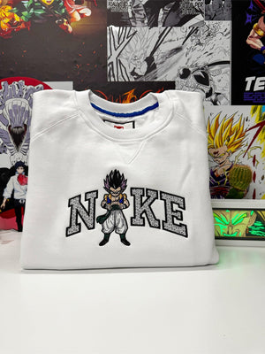 Felpa bianca ricamata con personaggio anime ispirato a Dragon Ball e scritta stilizzata Nike