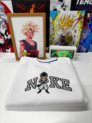 Felpa bianca ricamata con Gotenks di Dragon Ball davanti a quadri anime colorati.