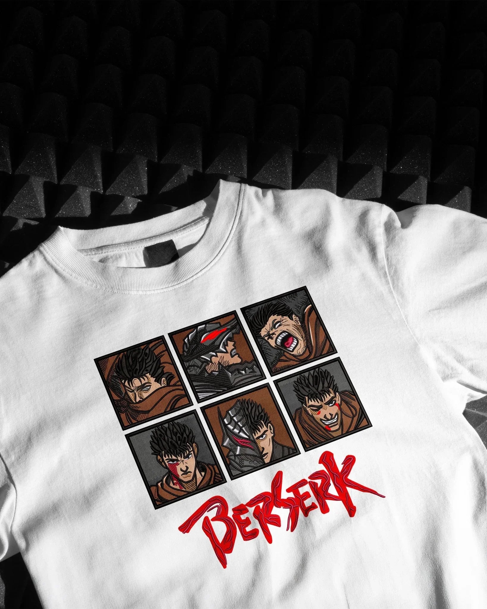 T-shirt bianca con ricamo anime Guts Berserk, sei riquadri e logo rosso Berserk
