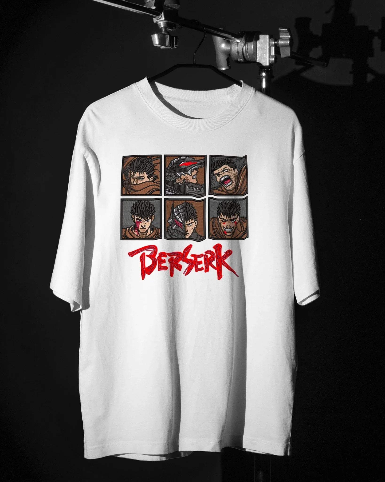 T-shirt bianca Berserk anime con ricamo Guts in vari stili, streetwear giapponese.