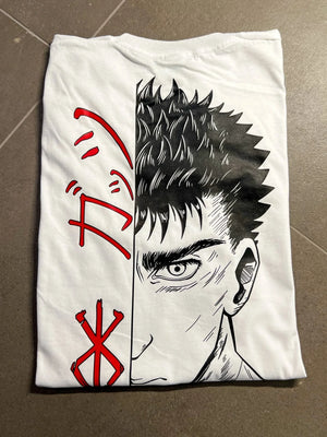 Maglietta bianca anime con stampa stile manga di personaggio e simboli rossi Berserk