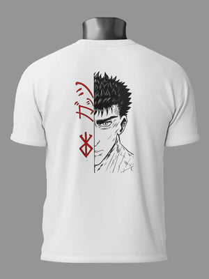 Maglietta bianca anime con illustrazione metà volto di Guts di Berserk e scritte giapponesi rosse sul retro.