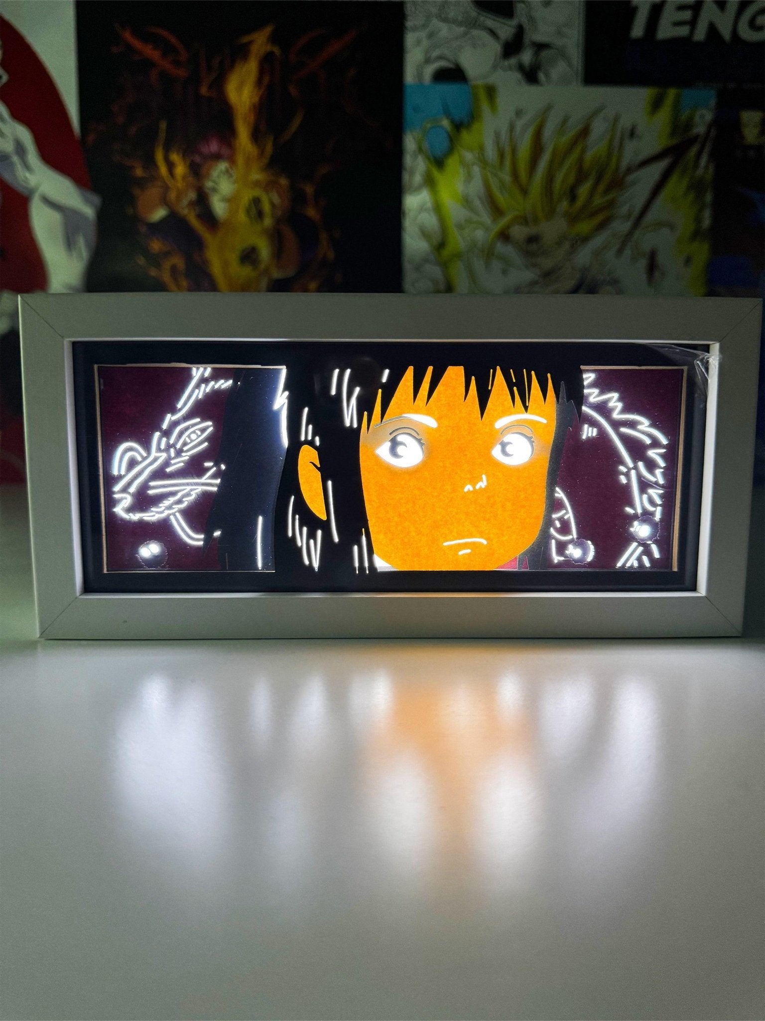 Lampada light box anime con volto stilizzato e dragone, decorazione luminosa da scrivania.