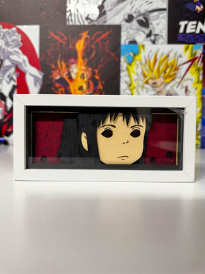 Light box decorativa con personaggio anime, cornice bianca e sfondo manga colorato.