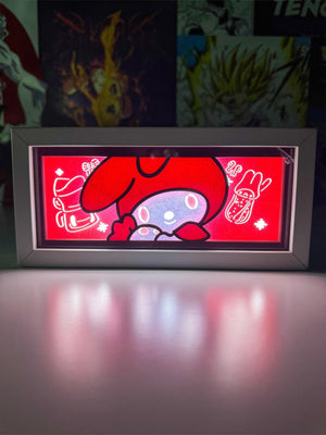 Lampada LED kawaii con personaggio anime in stile Hello Kitty su sfondo rosso, decorazione otaku