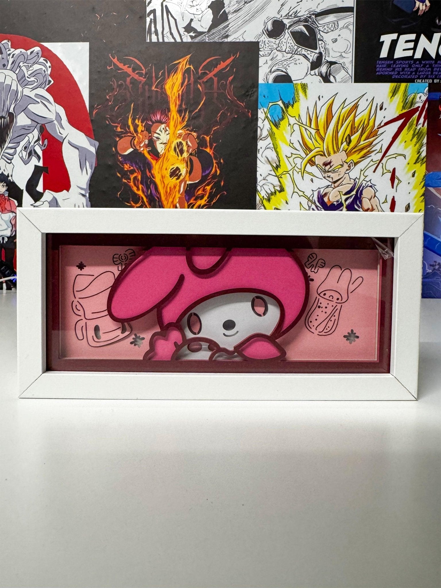 Lampada LED kawaii con personaggio rosa in cornice bianca, sfondo anime colorato