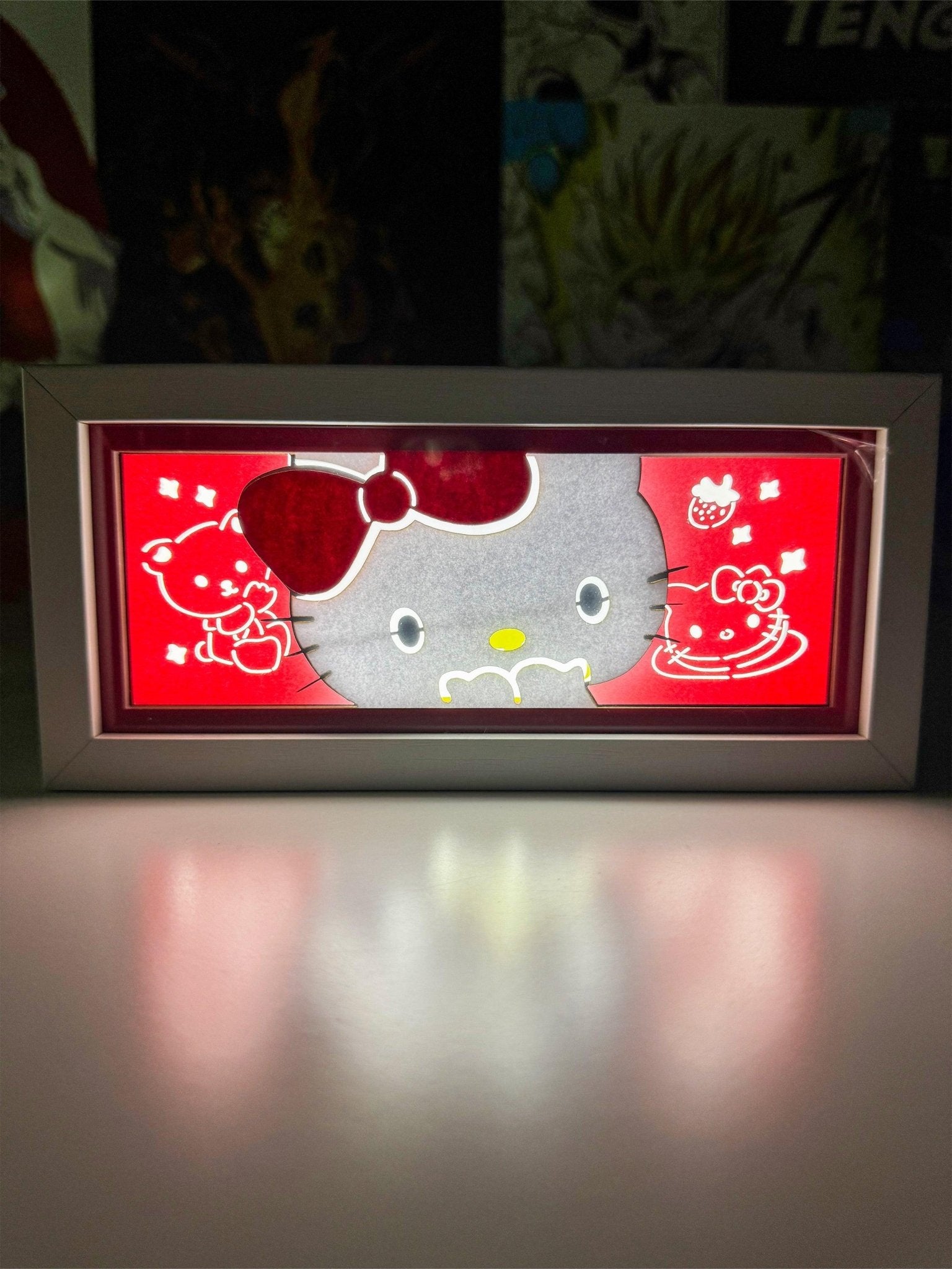 Light box Hello Kitty luminoso, con cornice bianca e sfondo rosso, ideale per camera otaku