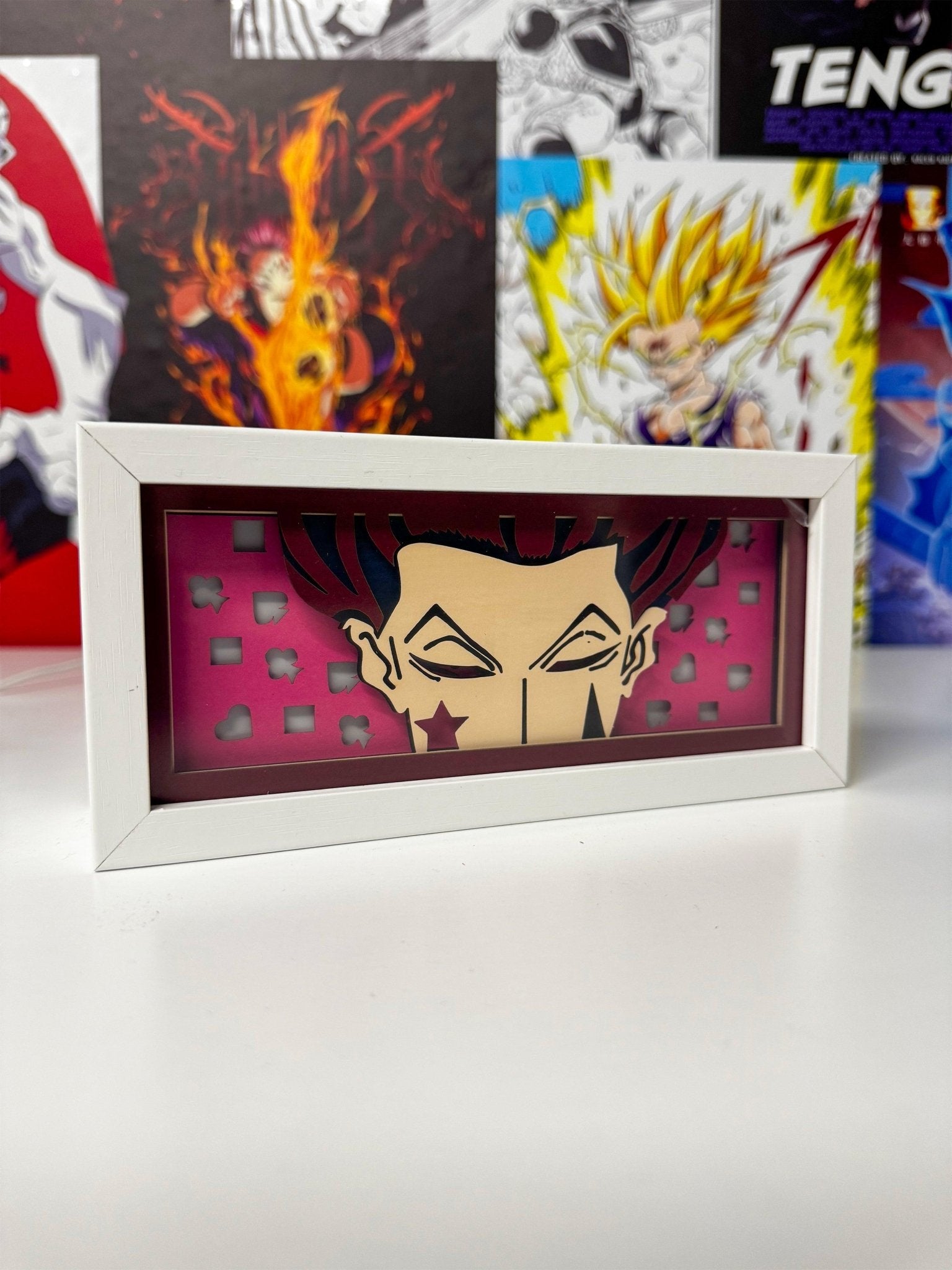Lampada led decorativa Hisoka Hunter x Hunter con cornice bianca, ideale per fan anime.