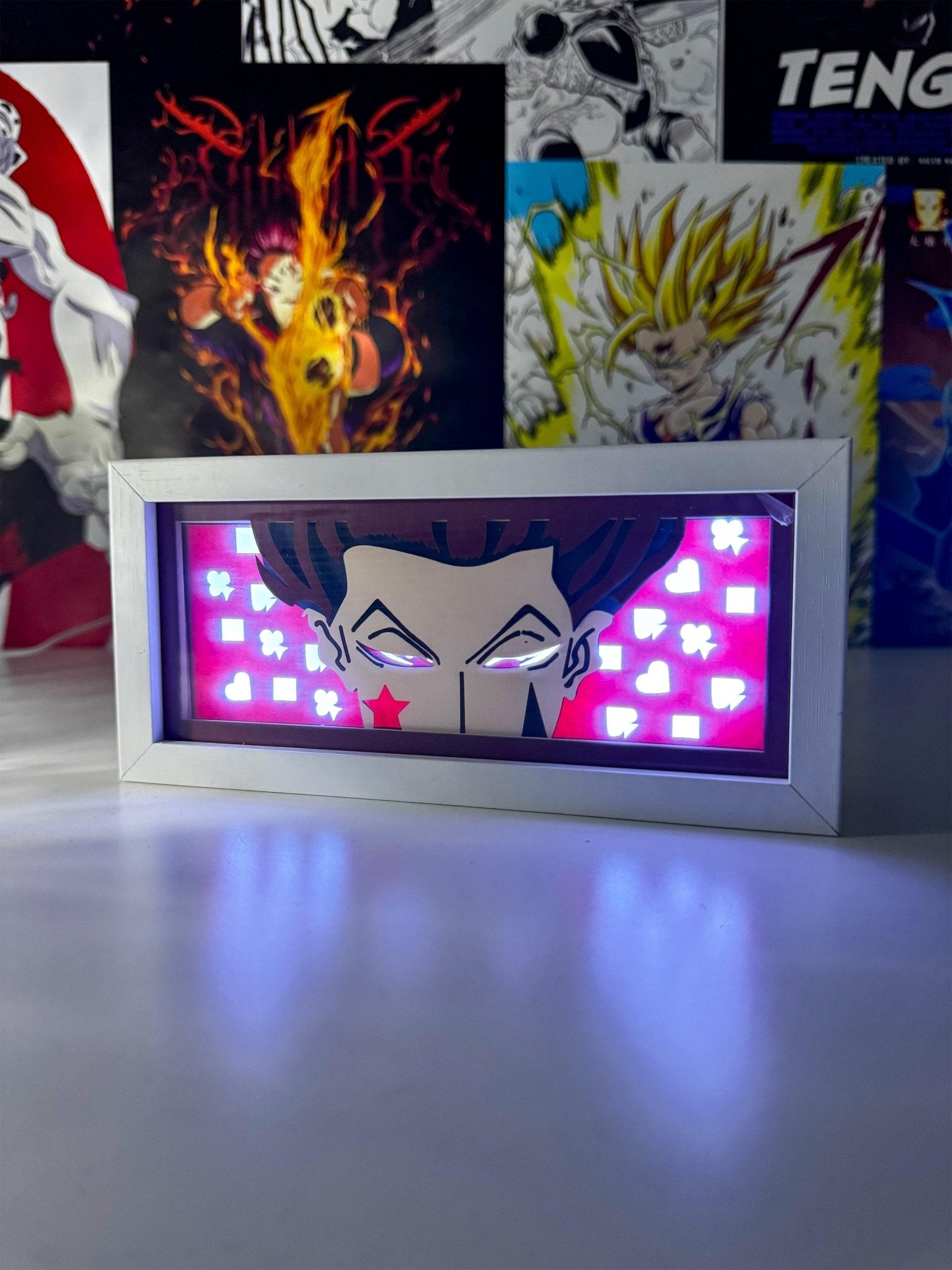 Lampada LED decorativa anime con volto stilizzato e simboli luminosi in cornice bianca