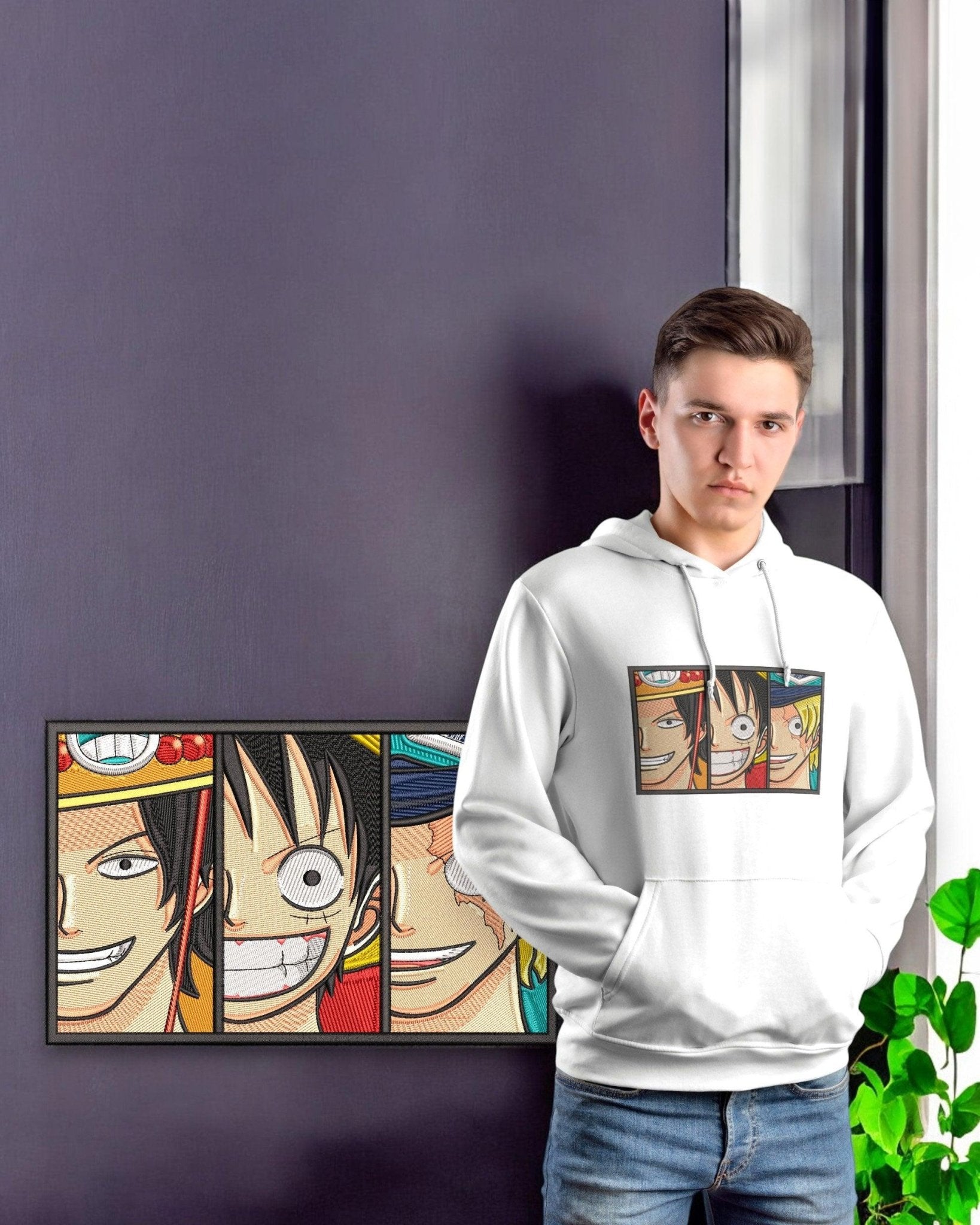 Felpa bianca anime con stampa ricamata Ace, Luffy e Sabo di One Piece, indossata da uomo