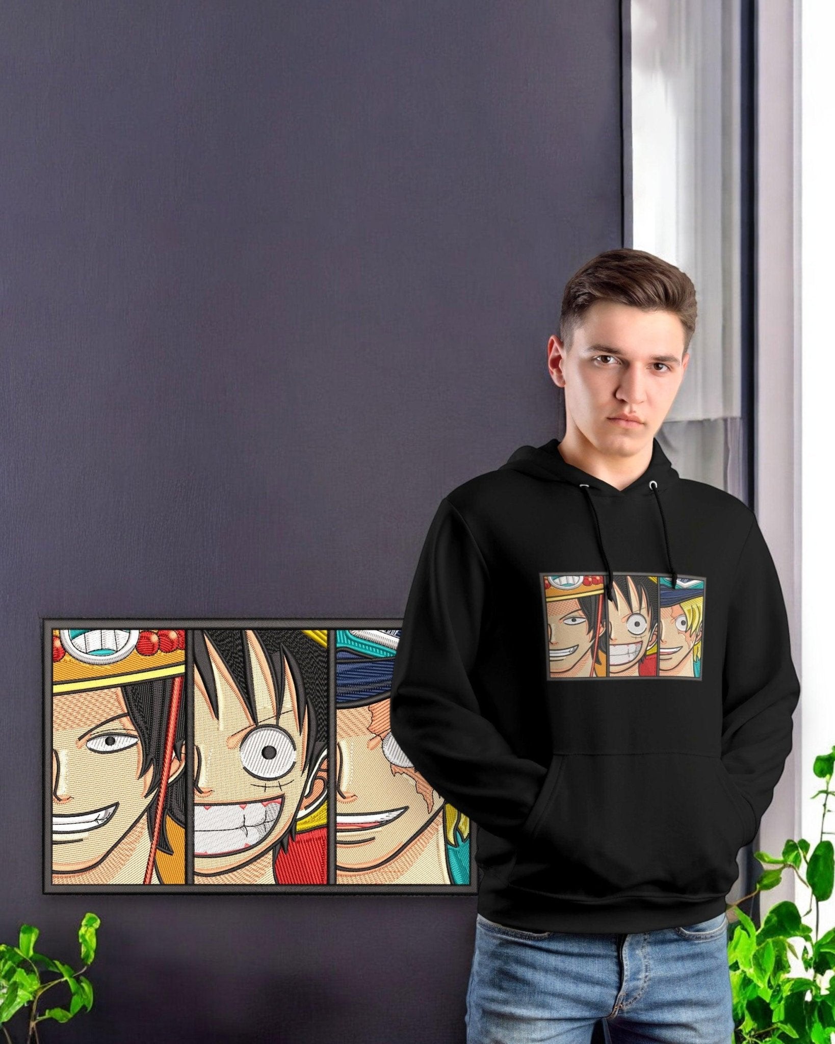Felpa nera con stampa ricamata di Ace, Luffy e Sabo da One Piece, indossata da un ragazzo
