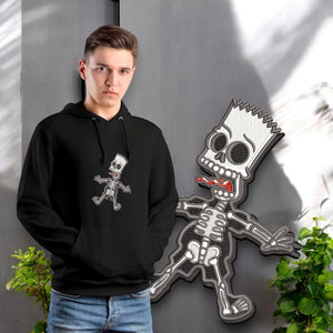 Felpa nera con cappuccio e ricamo scheletro ispirato a personaggio animato, stile streetwear.