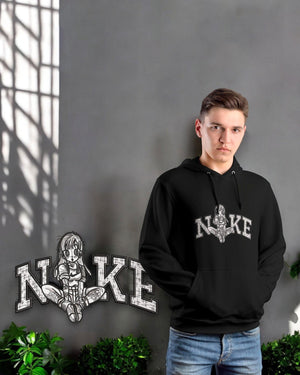 Felpa nera anime con personaggio stile manga e scritta Nike, indossata da ragazzo, sfondo grigio.