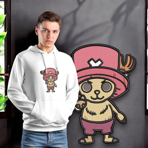 Felpa bianca con ricamo Chopper di One Piece indossata da ragazzo, sfondo personaggio anime.