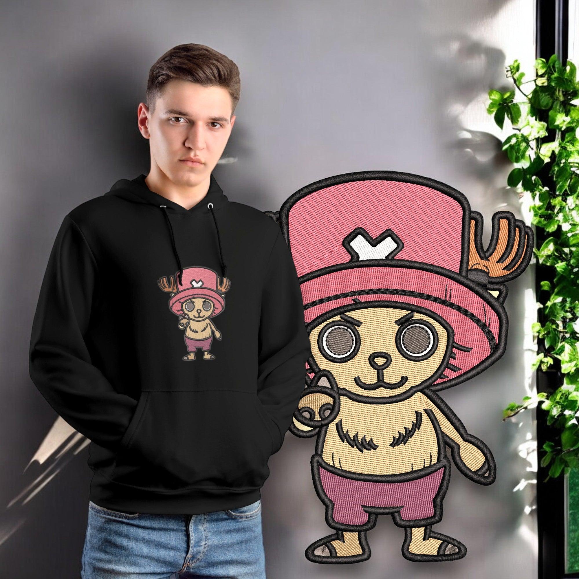 Felpa nera con ricamo Chopper One Piece, indossata da ragazzo, sfondo grigio con pianta