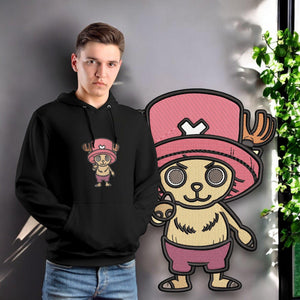 Felpa nera con ricamo Chopper One Piece, indossata da ragazzo, sfondo grigio con pianta