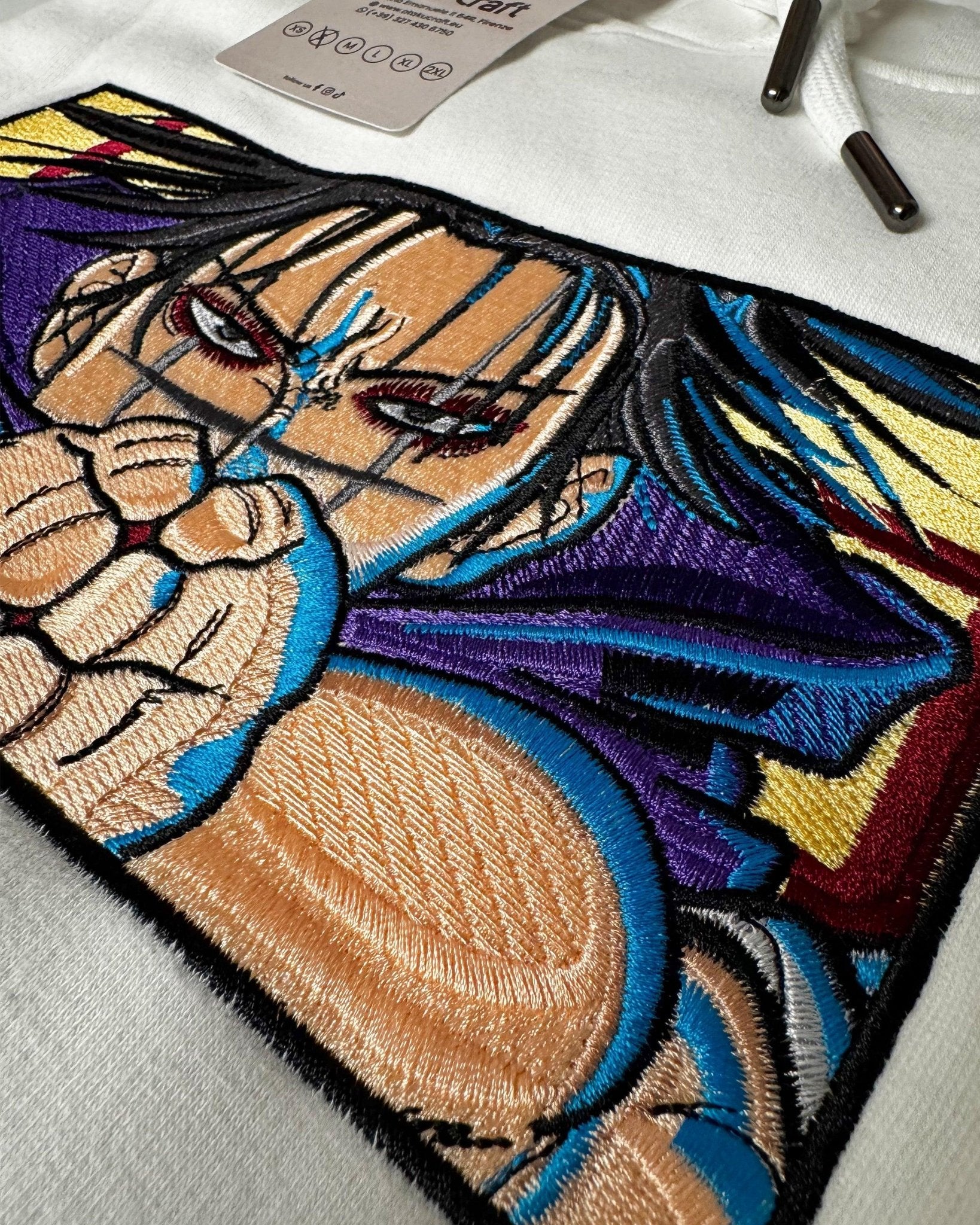 Felpa bianca con ricamo anime di un personaggio in stile Jujutsu Kaisen, dettagli colorati