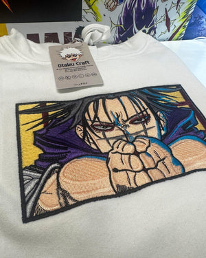 Felpa bianca ricamata con personaggio anime Choso di Jujutsu Kaisen in primo piano