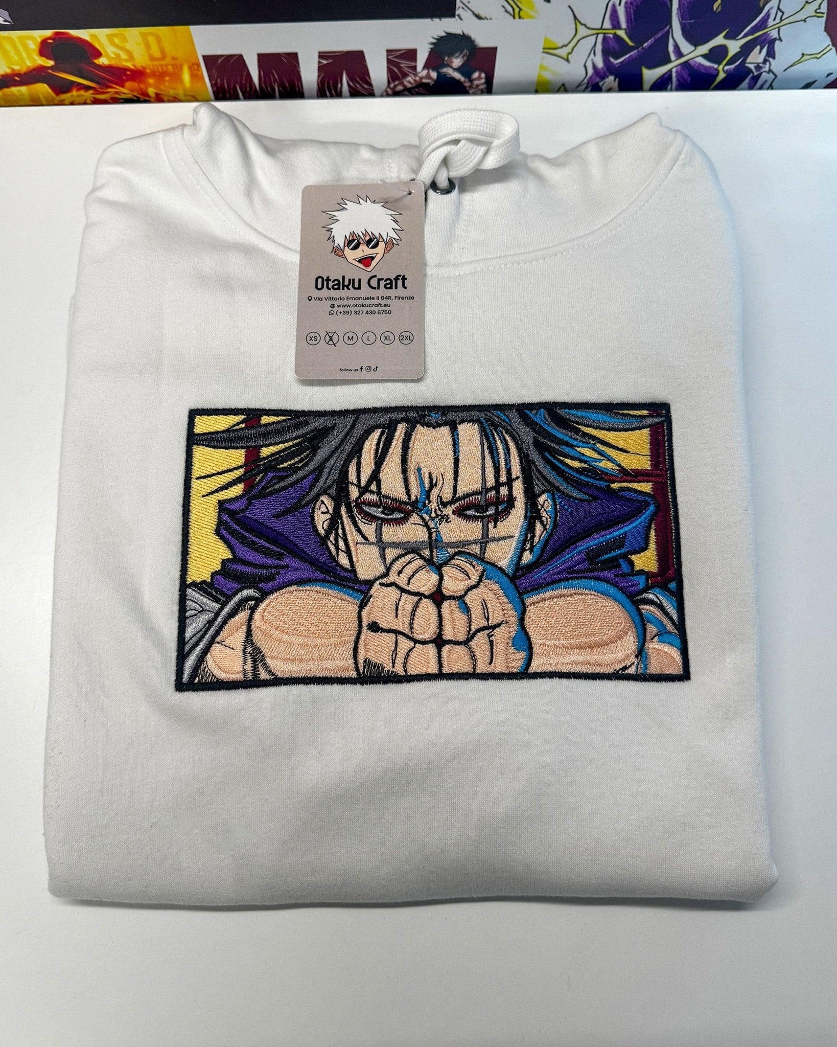 Felpa bianca anime con ricamo personaggio Choso di Jujutsu Kaisen, sfondo colorato.