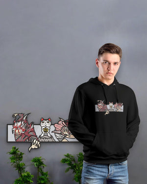 Felpa nera con stampa anime, personaggio demone, gatto e fiori, modello giovane, sfondo grigio.