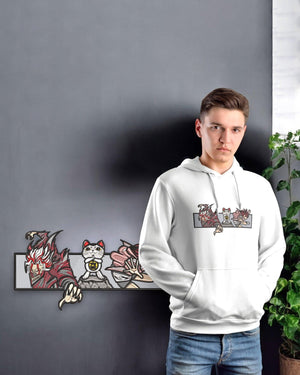 Felpa bianca con grafica anime Dandadan, design ricamato con personaggi e maneki neko, indossata da un ragazzo.