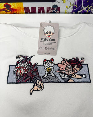 Felpa bianca con ricamo anime, personaggi Dandadan e gatto portafortuna, stile giapponese.