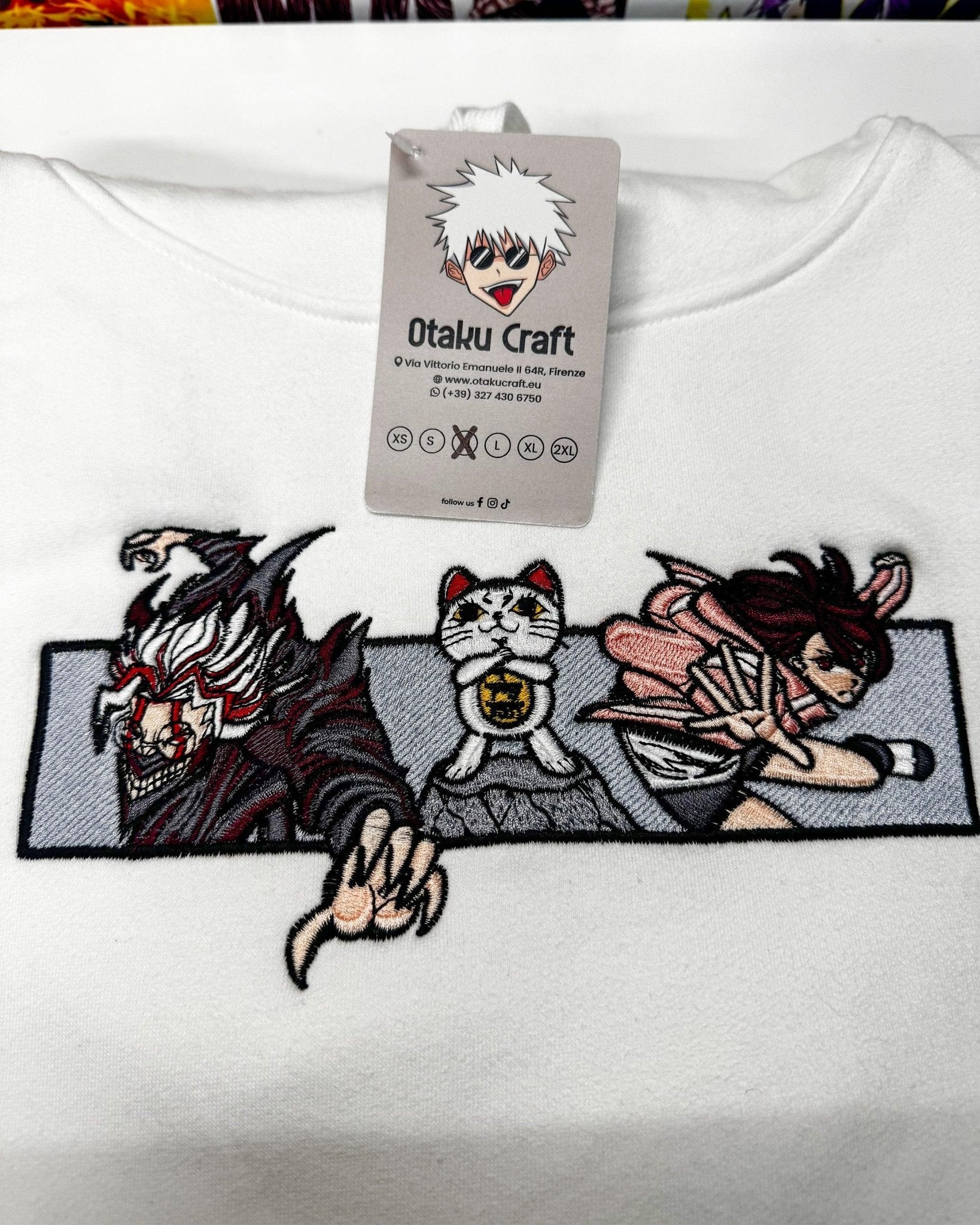 Felpa bianca ricamata con personaggi anime in stile giapponese e tag kawaii Otaku