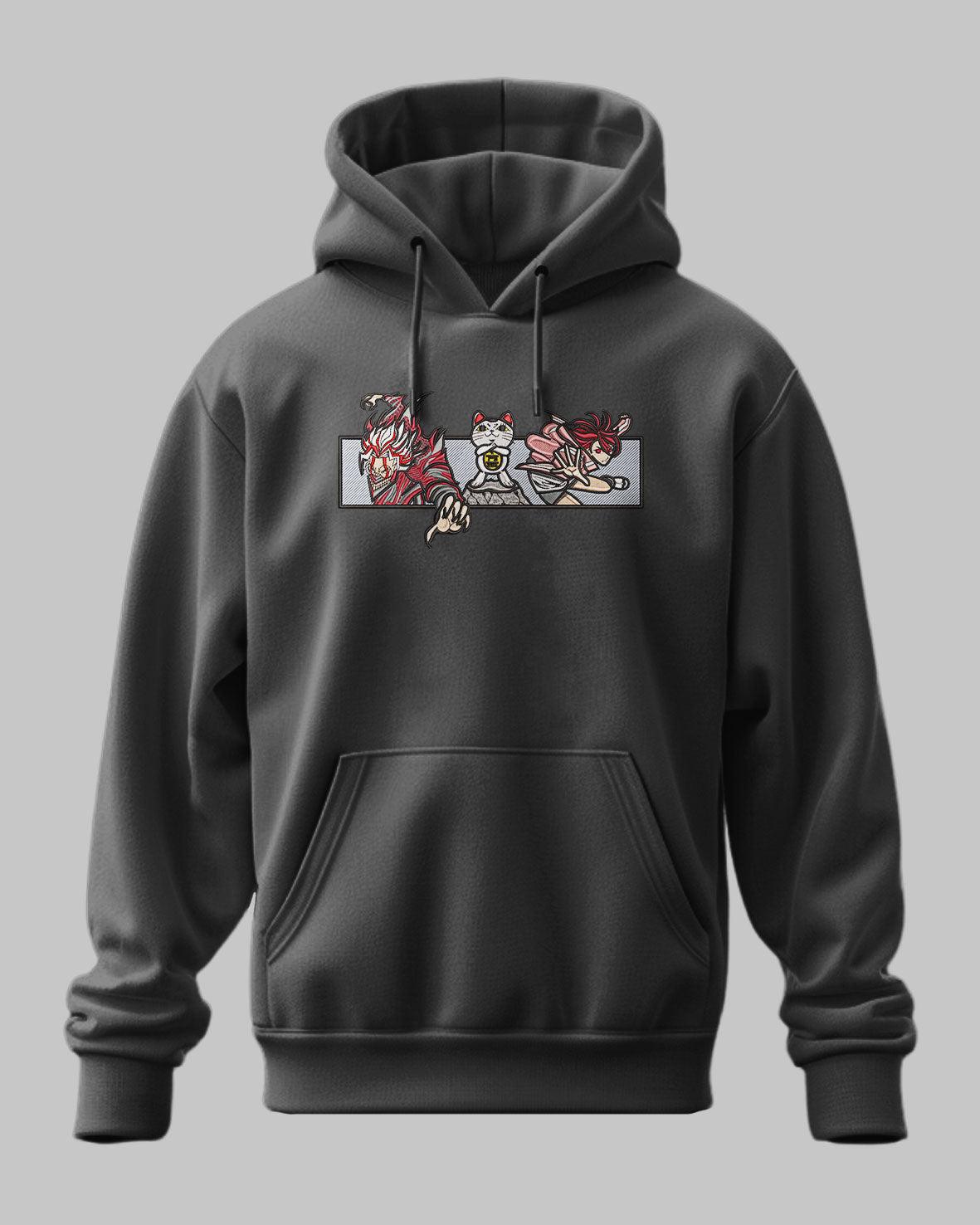 Felpa nera con cappuccio, ricamo anime Dandadan colorato sul petto, stile streetwear.