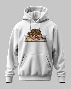 Felpa bianca con cappuccio, ricamo di Eren Yeager da Attack on Titan sul petto.
