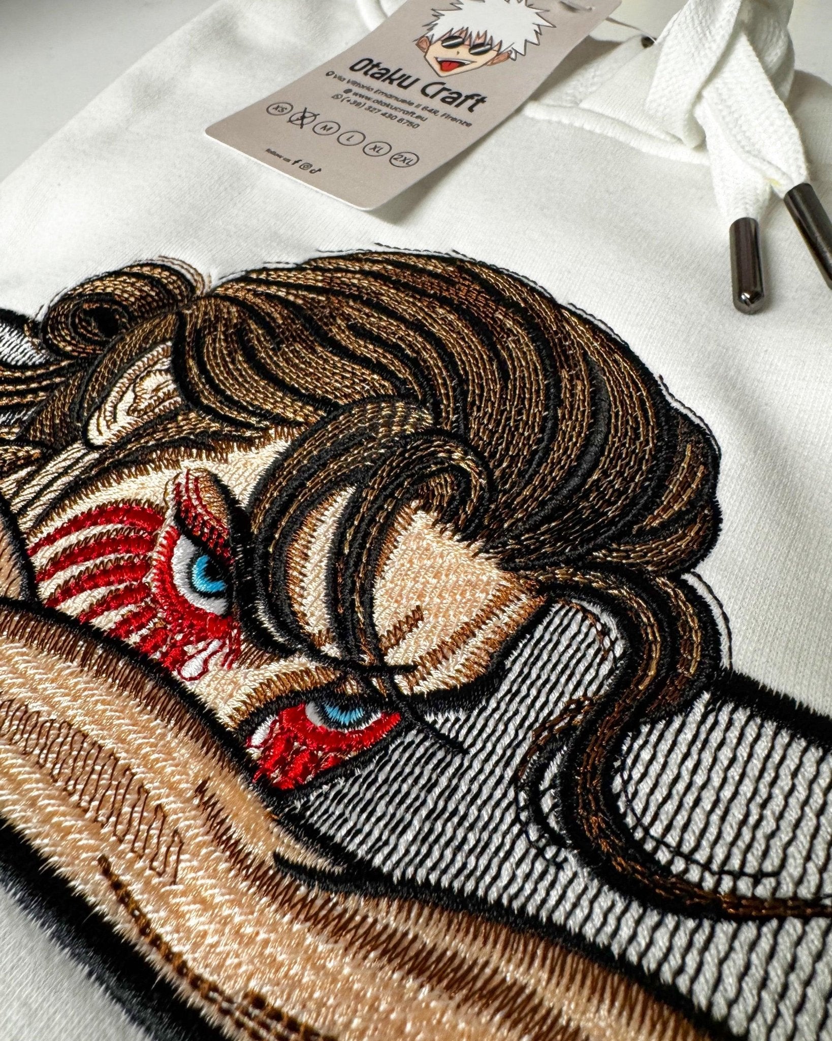 Felpa bianca ricamata Eren Yeager Attack on Titan, dettagli anime, occhi azzurri, capelli castani