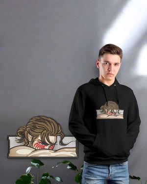 Felpa nera ricamata Attack on Titan con Eren Yeager, indossata da ragazzo, sfondo grigio