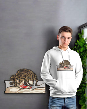 Felpa bianca ricamata con Eren Yeager di Attack on Titan, indossata da uomo, sfondo neutro.