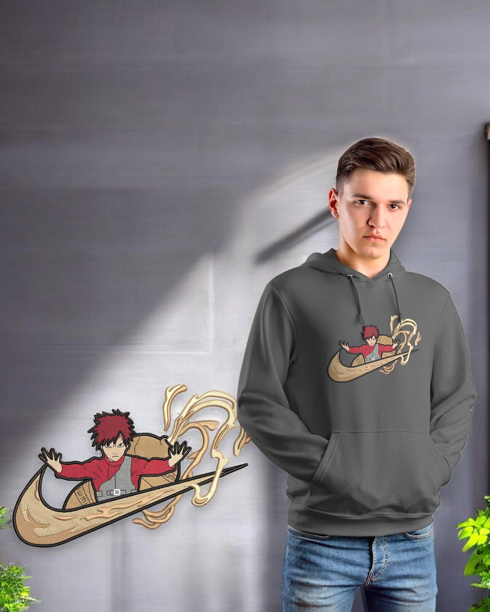 Felpa hoodie grigia con ricamo Gaara ispirato a Naruto, indossata da un ragazzo in interno