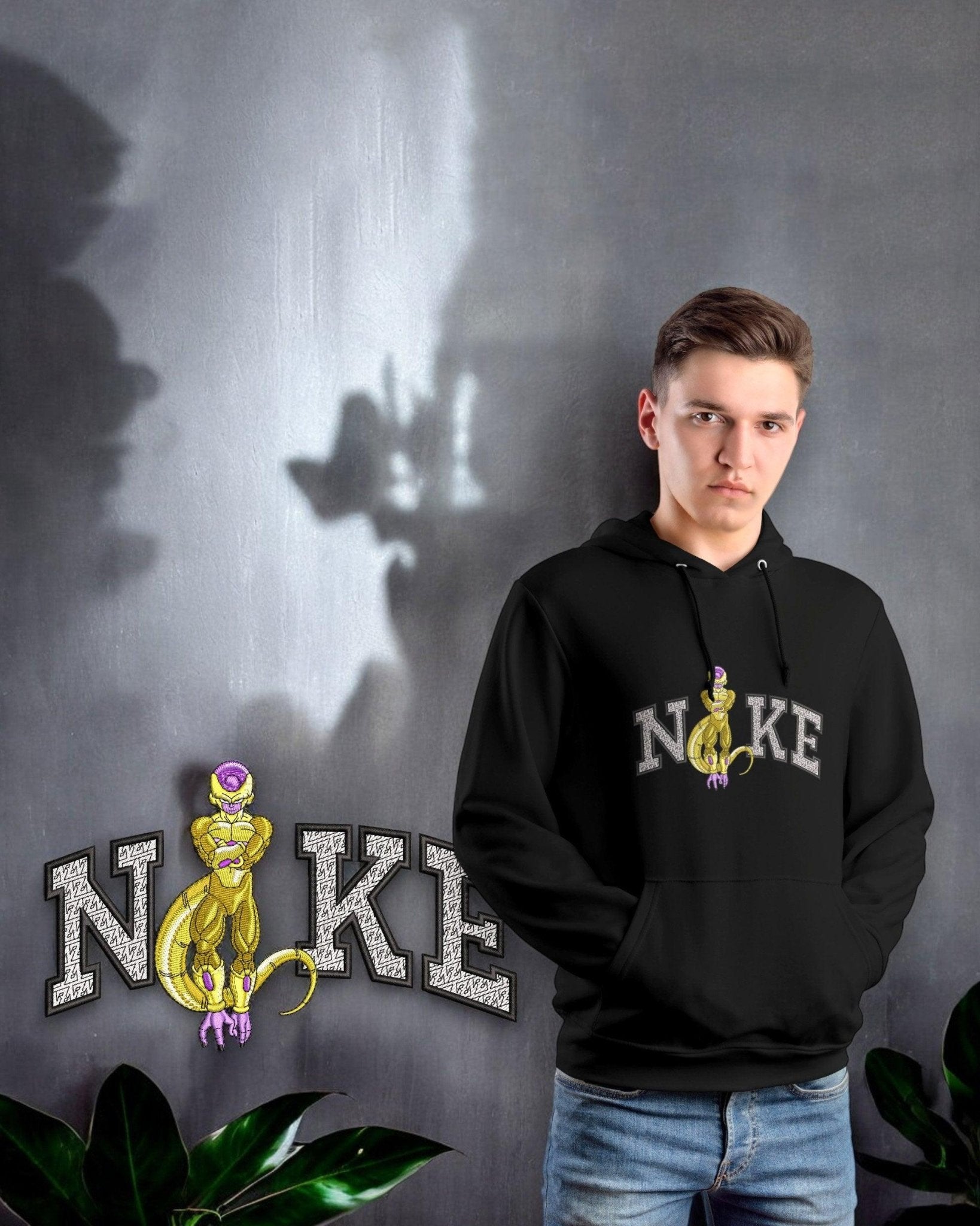 Felpa nera con ricamo Freezer dorato stile anime Dragon Ball, scritta NIKE, su sfondo grigio.