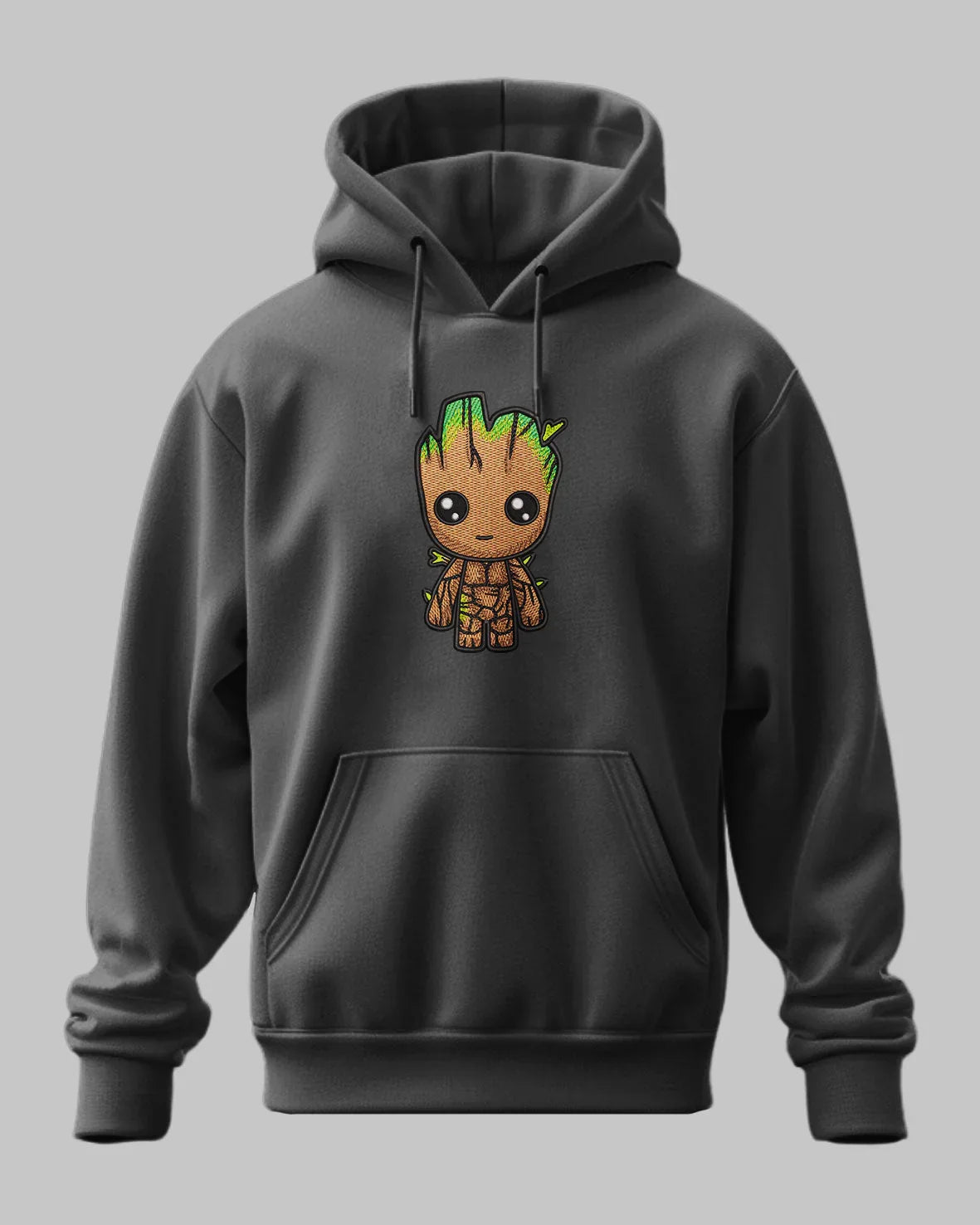 Felpa nera con cappuccio, ricamo personaggio Groot in stile cartone, sfondo grigio.