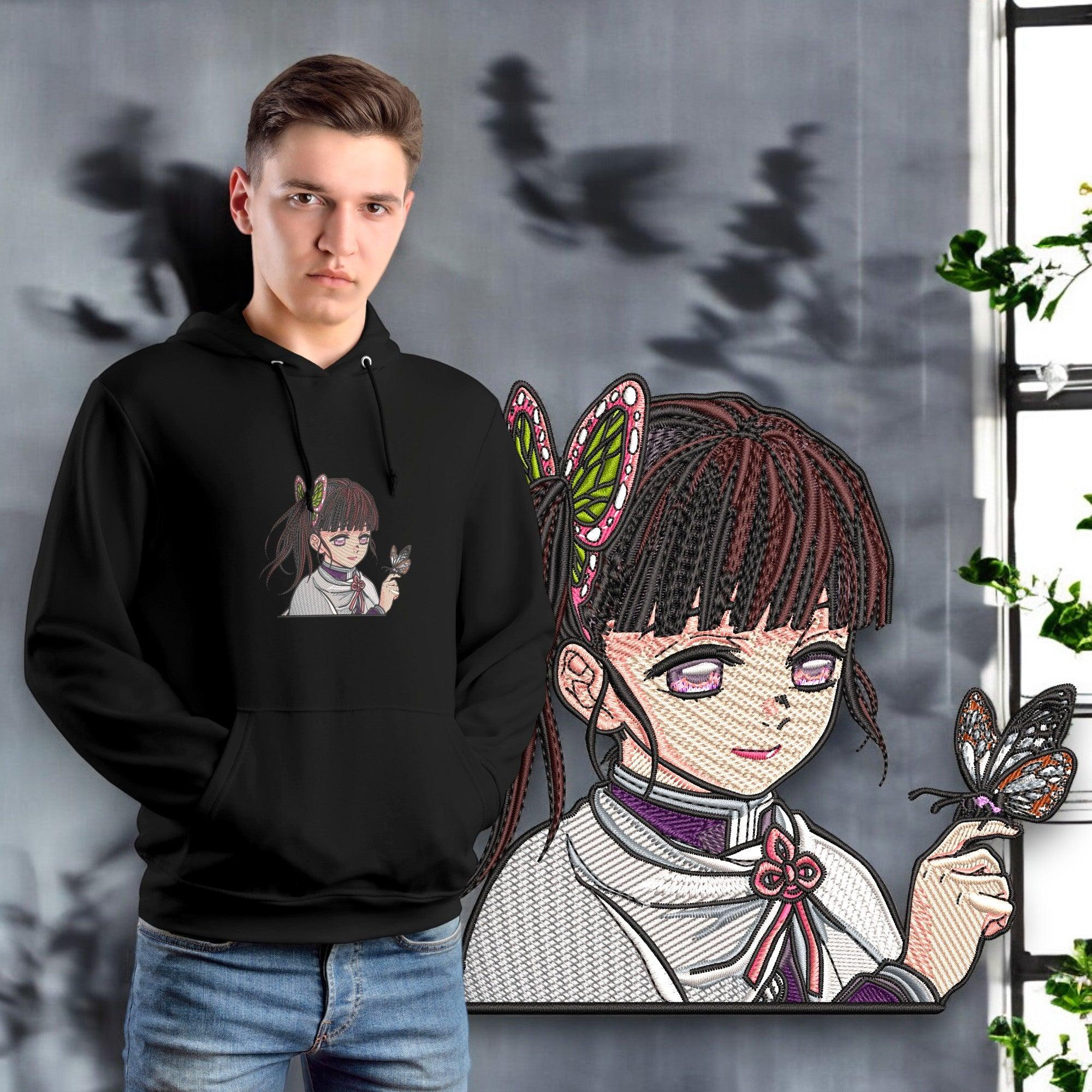 Felpa nera con ricamo Kanao Tsuyuri Demon Slayer, ragazzo la indossa, sfondo a tema anime.