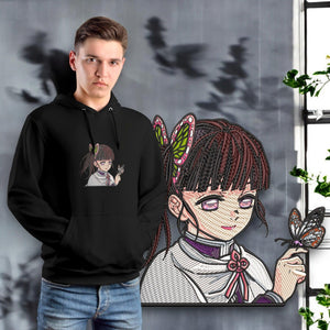 Felpa nera con ricamo Kanao Tsuyuri Demon Slayer, ragazzo la indossa, sfondo a tema anime.