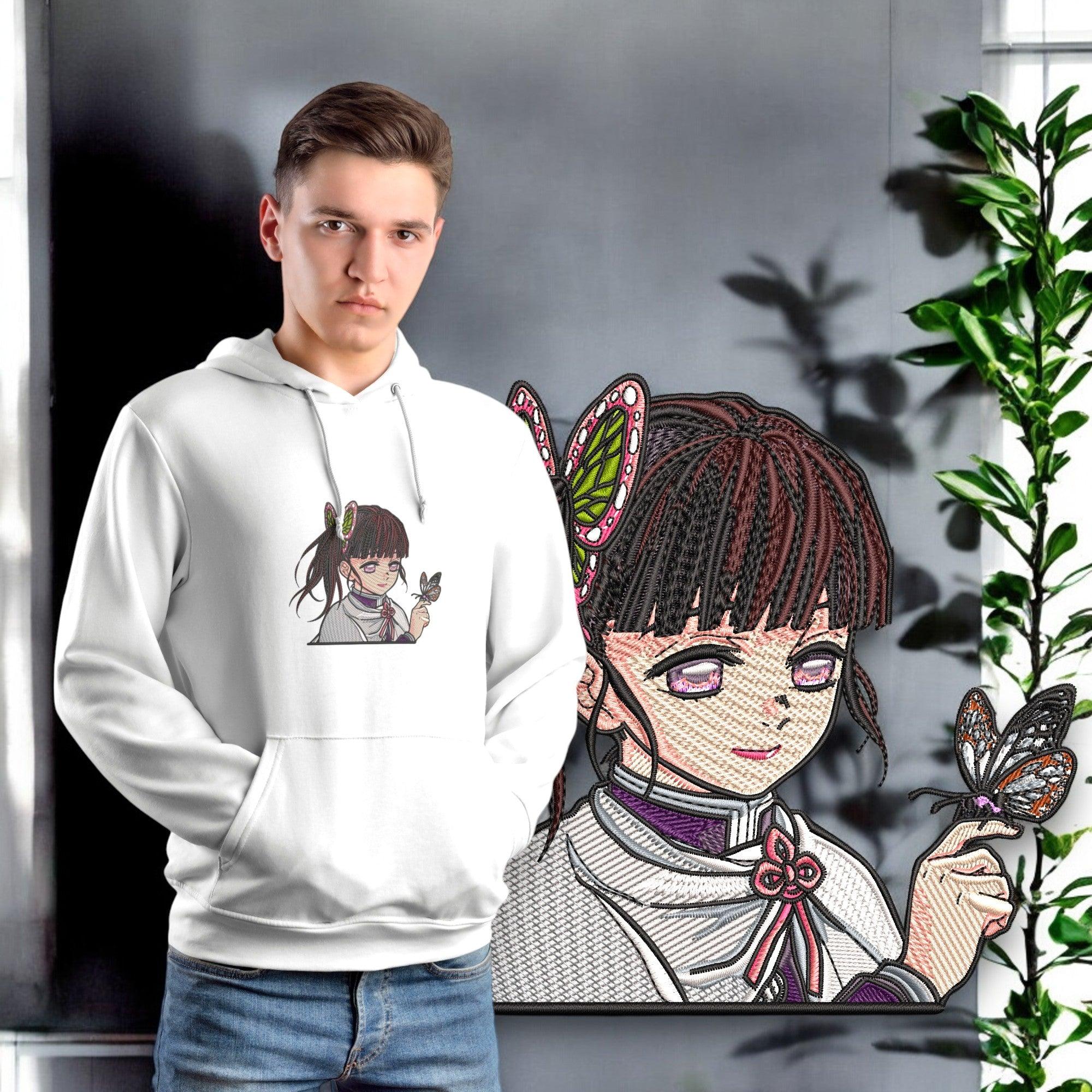 Felpa bianca con stampa ricamata Kanao Tsuyuri di Demon Slayer, indossata da un ragazzo