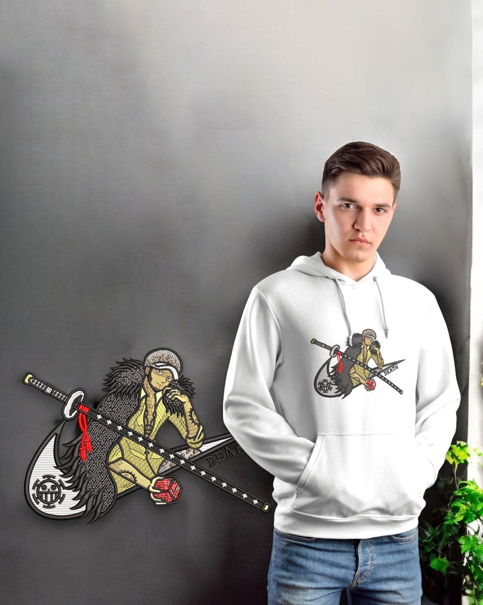 Felpa bianca ricamata anime One Piece con design Trafalgar Law e spada Katana